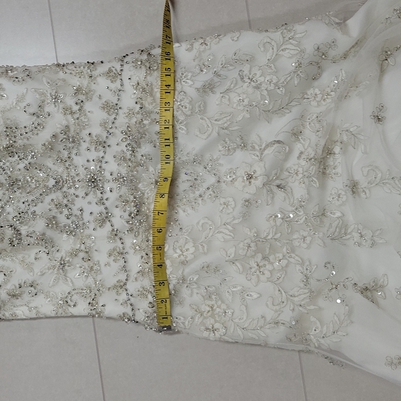 Diamond White Wedding Dress Size 10 Never Worn Excellent Condition - Picture 9 of 17